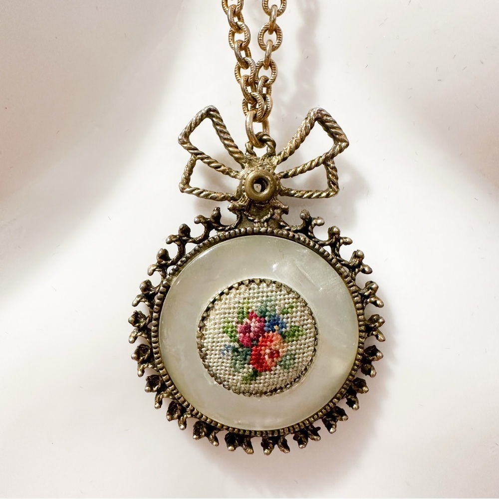 Vintage Floral Needlepoint Round Bow Pendant Long Chain Necklace Silver Metal - Picture 2 of 3